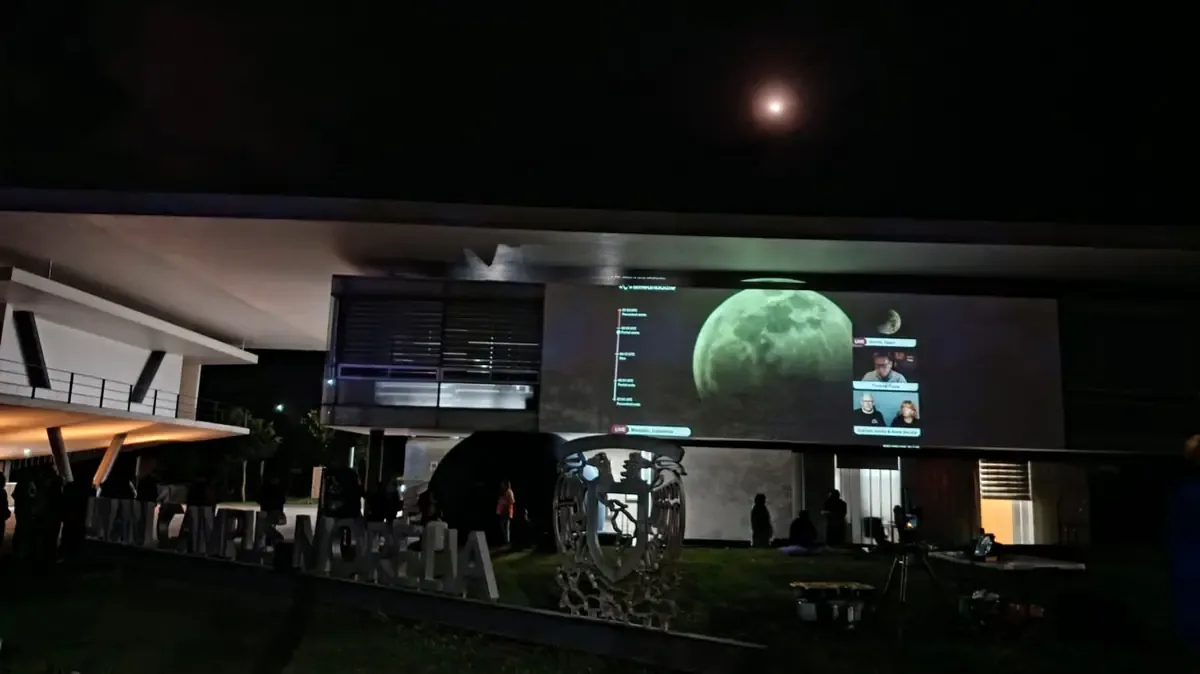 La UNAM organizó evento de observación del eclipse lunar parcial en su campus de Morelia.