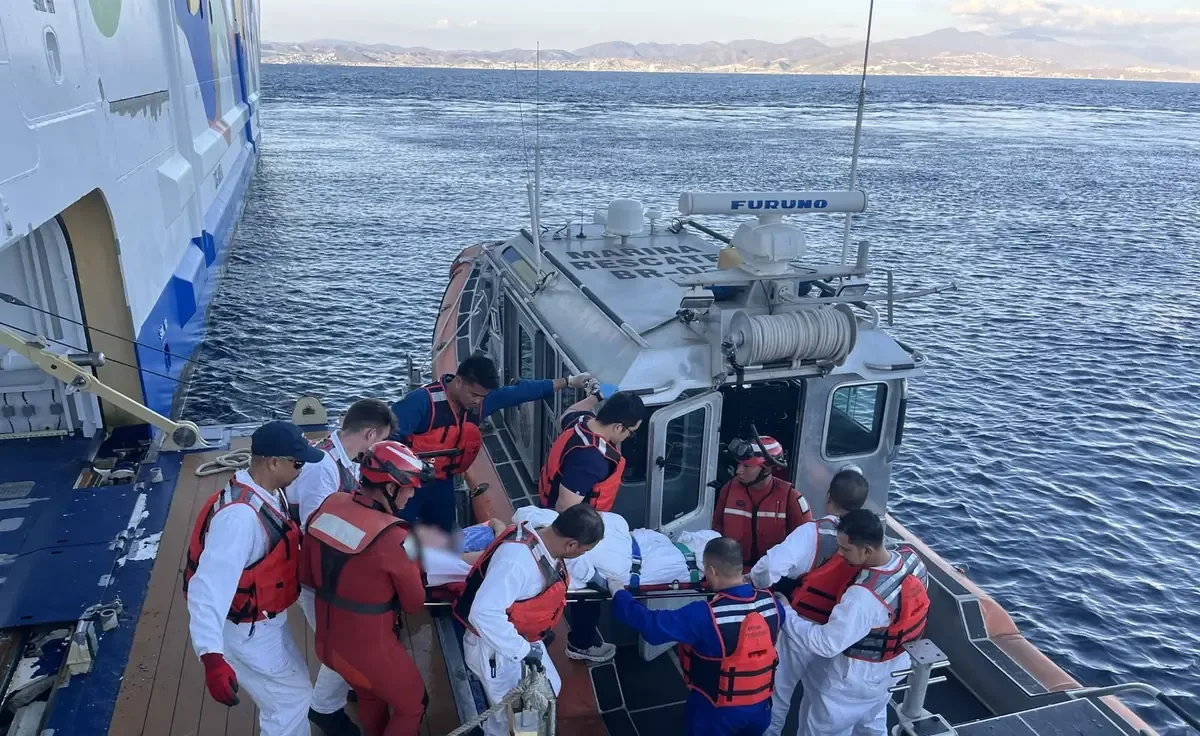Urgencia médica en un crucero turístico llevó a la evacuación de una mujer extranjera.