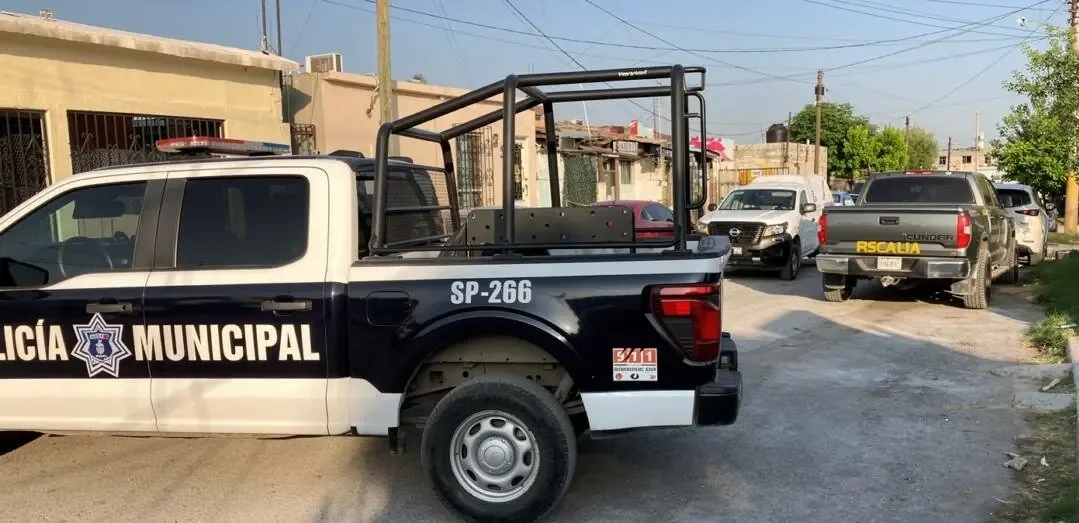 La mujer fue hallada colgada en su hogar, se investiga un posible suicidio.