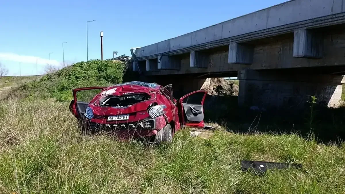 Una mujer de 74 años fue trasladada al hospital tras volcar su auto en la Ruta 2, el incidente está bajo investigación.