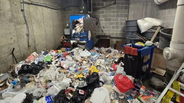 Bomberos realizan un complicado rescate en un edificio de lujo tras el accidente.