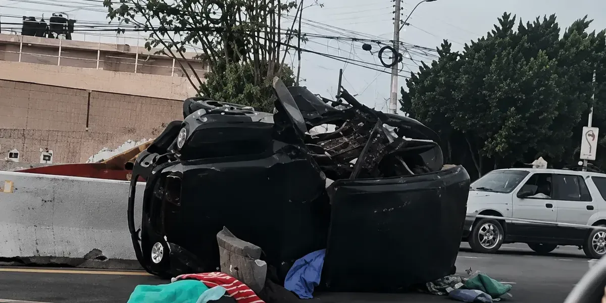 Un fuerte choque dejó sin vida a una mujer en Corregidora, mientras que el conductor del vehículo responsable permanece en paradero desconocido.