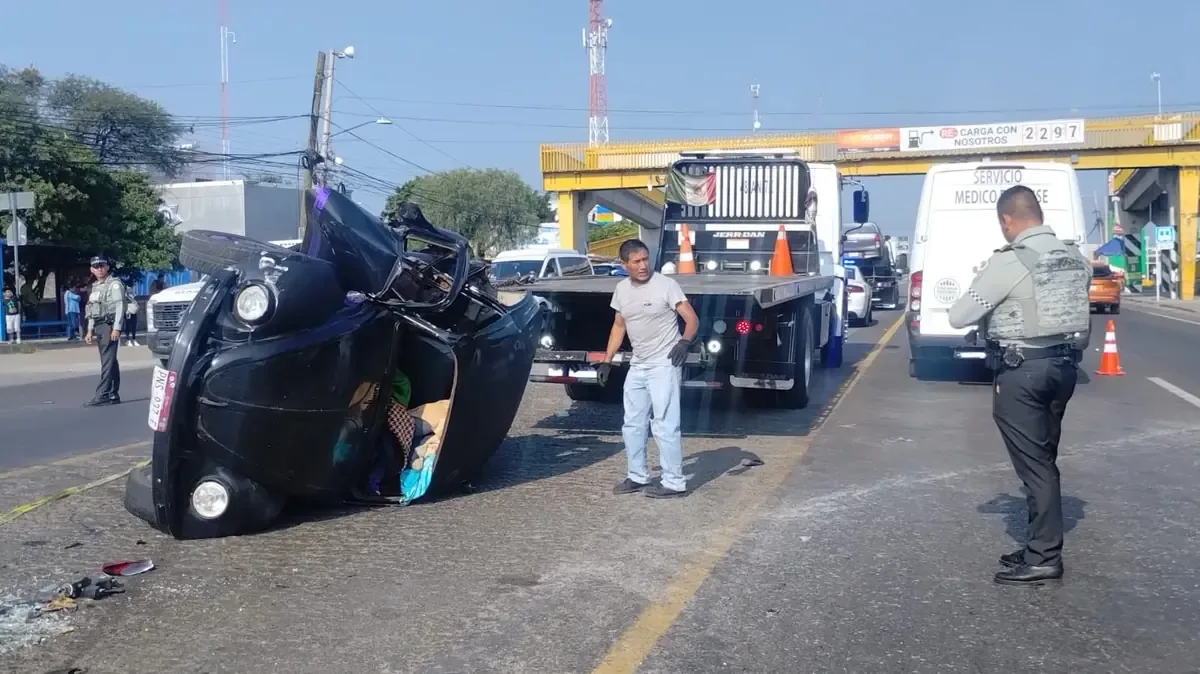 Un choque ocasionado por un exceso de velocidad causa la muerte de una mujer y deja a un hombre con lesiones menores.
