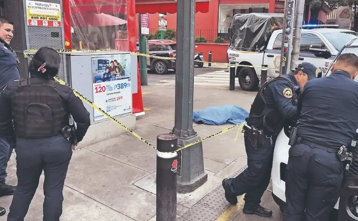 La mujer, que aparentemente vivía en las calles, sufrió un paro cardiorrespiratorio en plena vía pública.