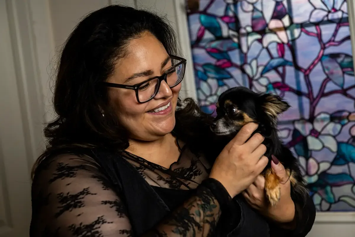 La historia de Marisol Dominguez y la recuperación de su perro Marvin destaca el poder de la comunidad ante la adversidad.