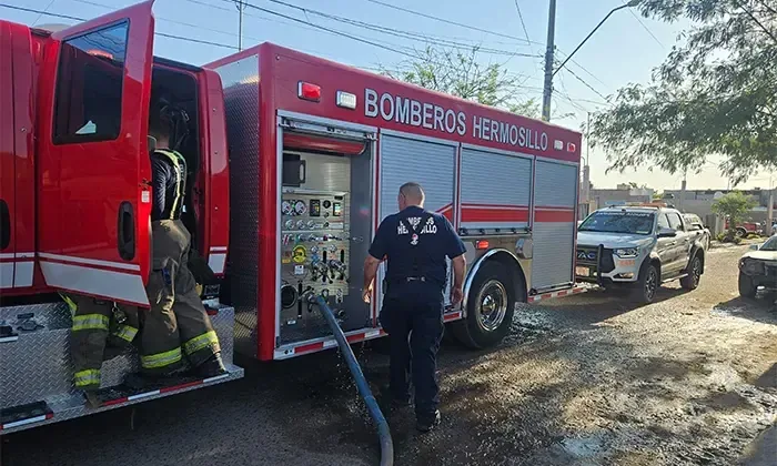 Bomberos y policías municipales actúan rápidamente para salvar a la residente atrapada en el fuego de su hogar.
