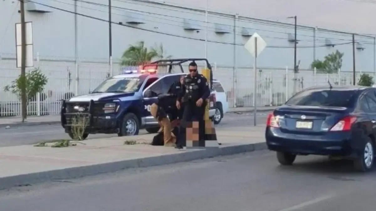 El extraño comportamiento de una mujer causó asombro entre transeúntes en Ciudad Juárez tras una disputa por un servicio de taxi.