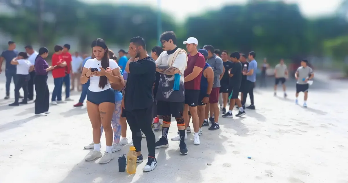 La crisis nerviosa provocada por un sismo lleva a una mujer a intentar salir de un edificio en Tapachula.