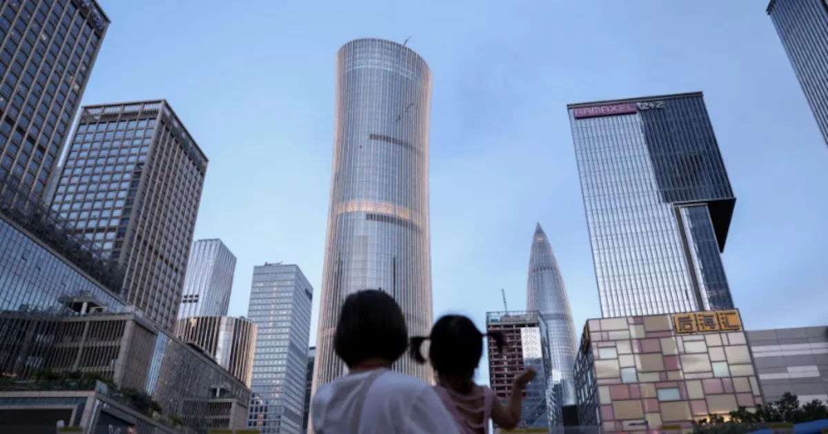 Mujer sosteniendo a un niño en Shenzhen, símbolo del descenso en la natalidad.