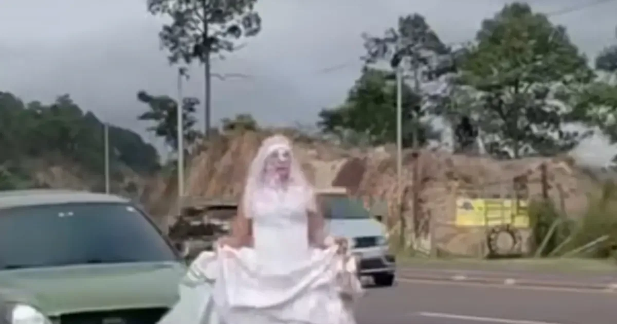 Un video viral muestra a una mujer vestida de novia caminando descalza, generando diversas reacciones online.