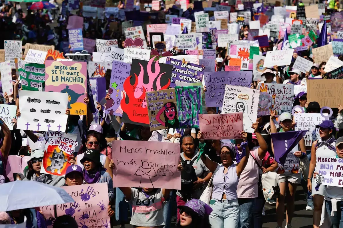 Mujeres de diversas ciudades exigen respeto a sus derechos y justicia en protestas masivas.