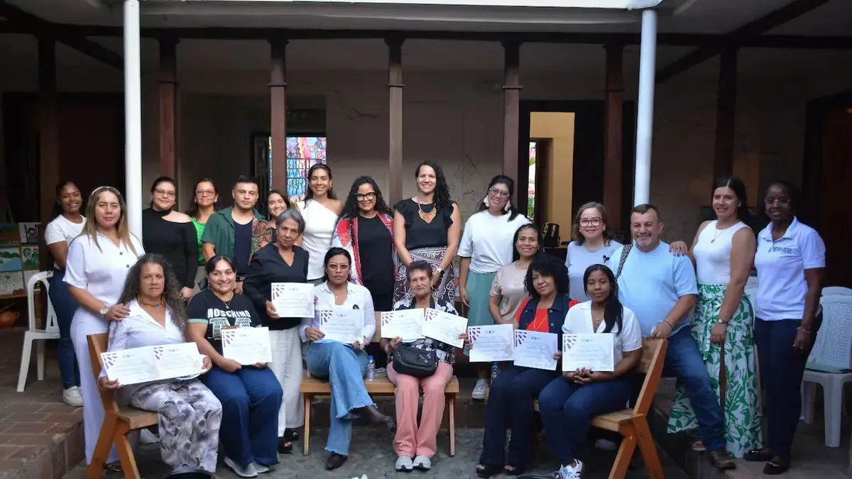 Iniciativas como el podcast "Mujeres Tejiendo Memoria" empoderan a sobrevivientes del conflicto armado.