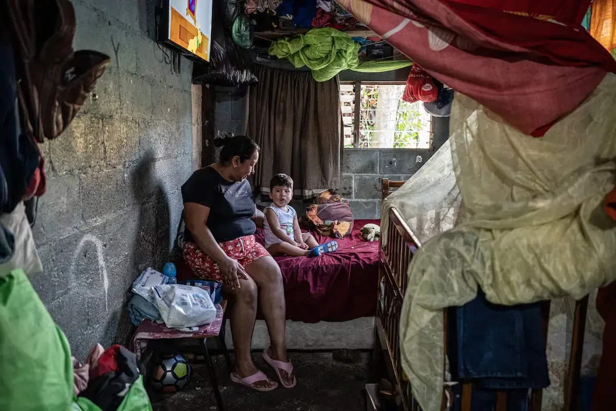 Abuelas y madres enfrentan el dolor y la carga económica tras la detención de sus seres queridos.