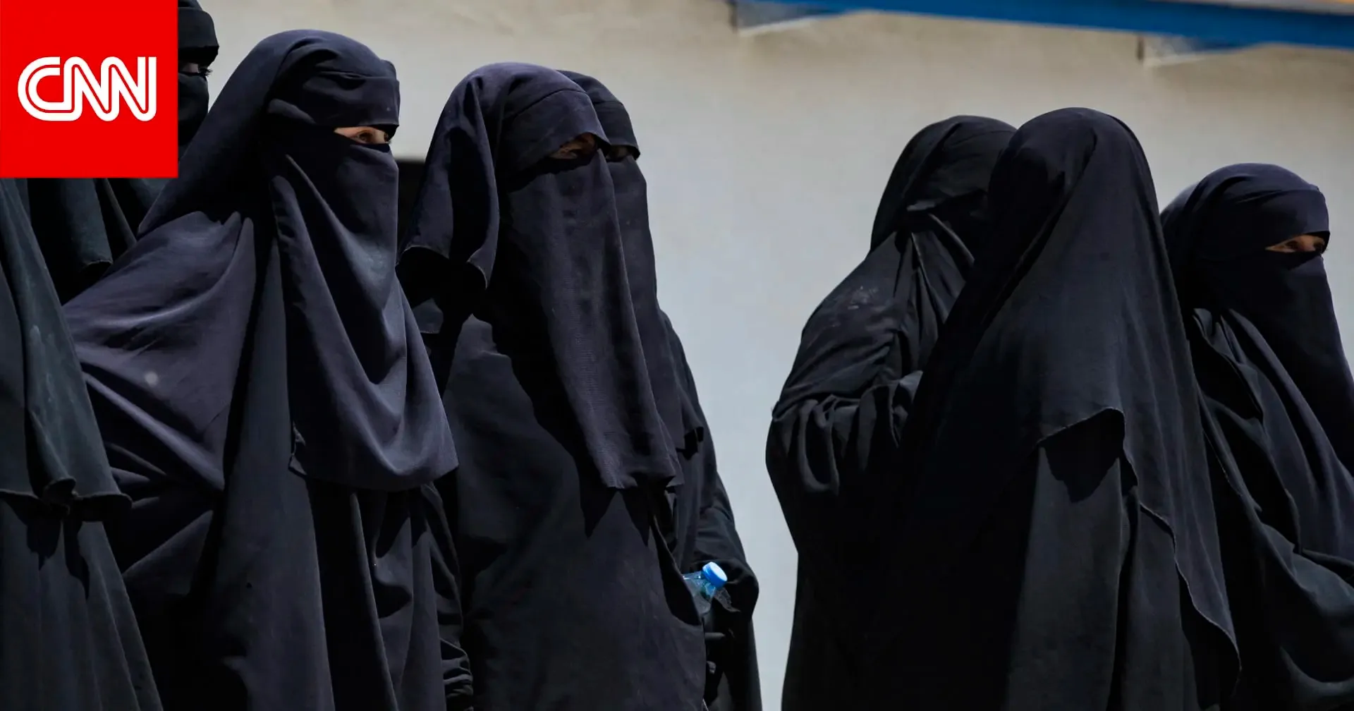 Mujeres y niños en el campo Roj, enfrentando condiciones difíciles.