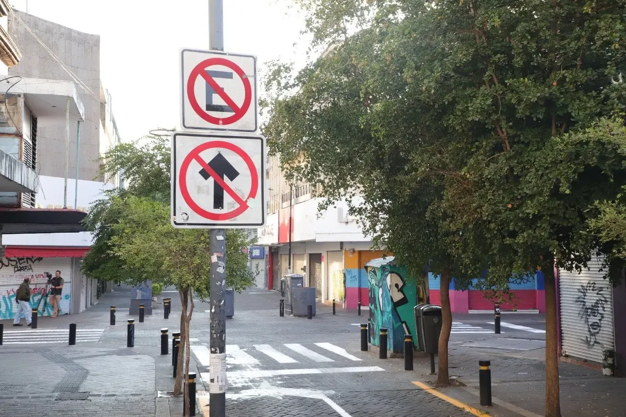 Multas viales en Guadalajara por estacionamiento en línea amarilla.
