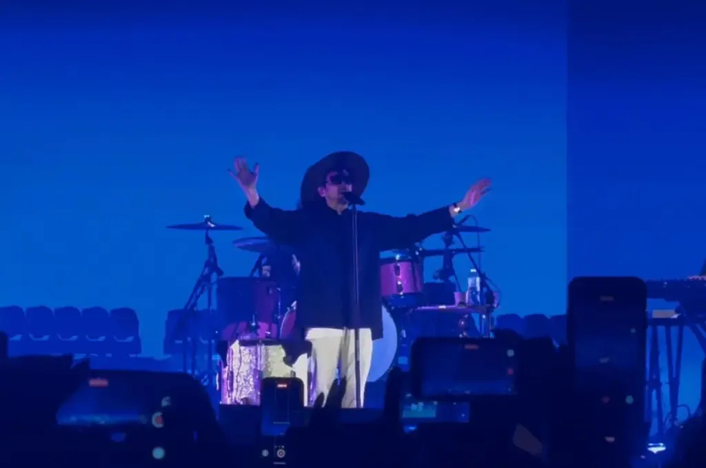 Multitud emocionada disfrutando del concierto de Zoé en León, Nuevo León.