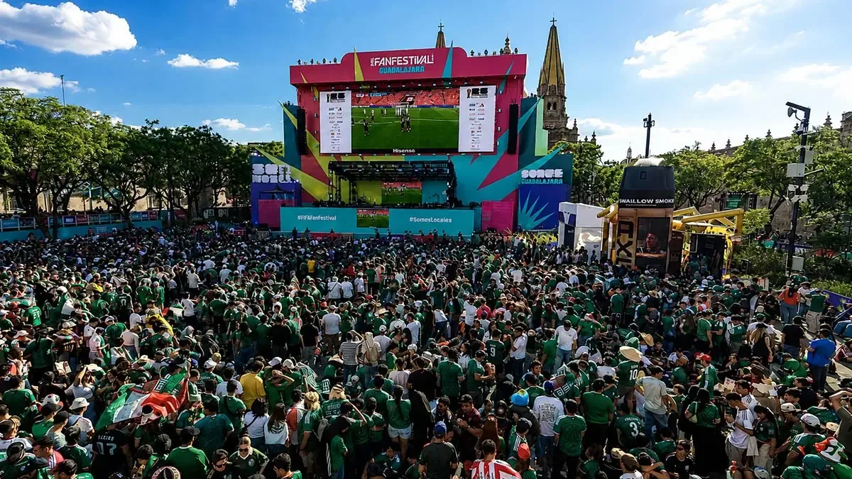 Miles enfrentaron largas filas y escasez de agua en la plaza de Guadalajara durante el evento de la Copa Mundial.