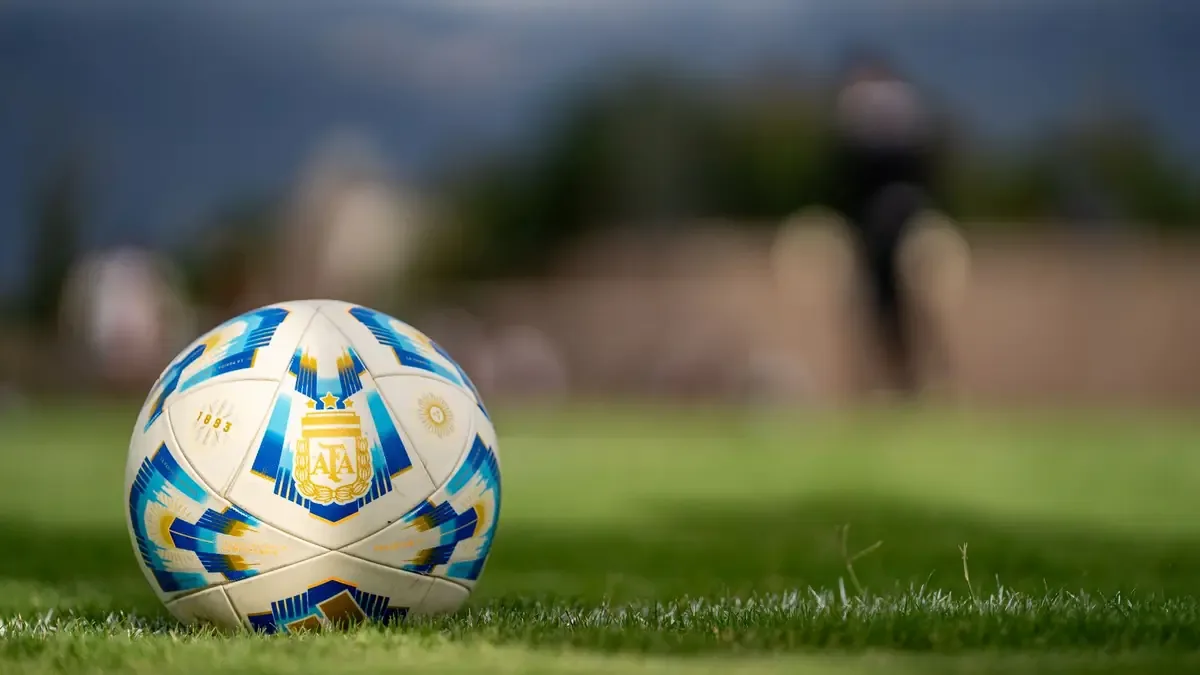 La selección española se prepara para su primer partido en el Mundial, mientras se disputan otros encuentros entre anfitriones.