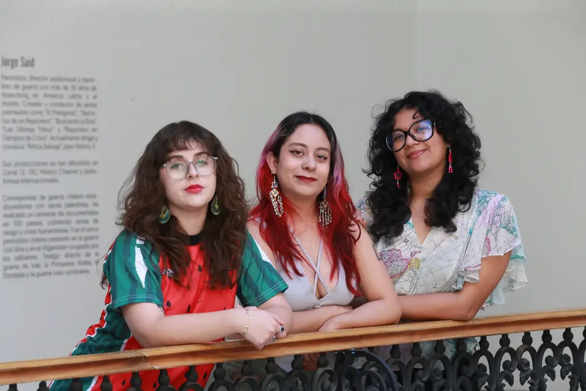 "La exposición reúne obras que exploran el dolor, la memoria y la esperanza de las luchas femeninas."