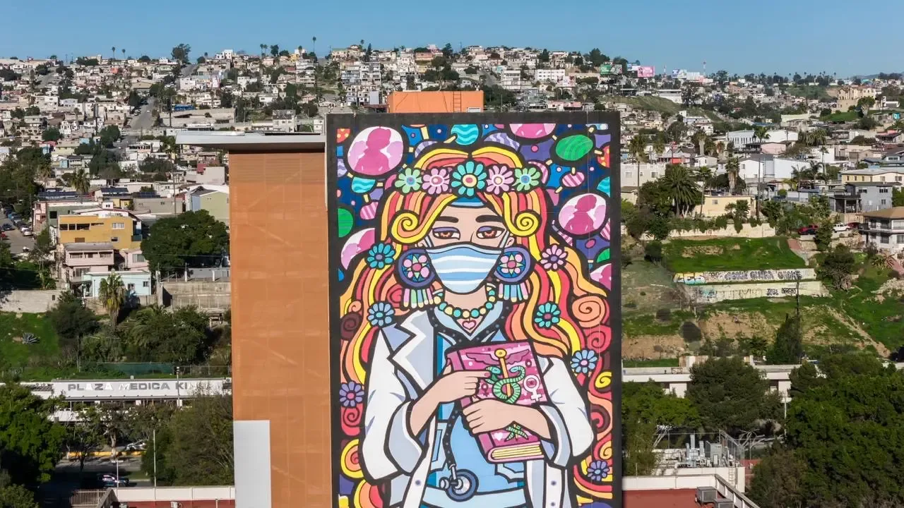 Mural “Mujer en la Salud” en el Hospital General de Tijuana.
