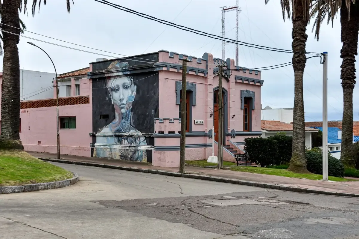 El mural, en el puente de El Sauzal, celebra al primer mexicano en el podio del Tour.