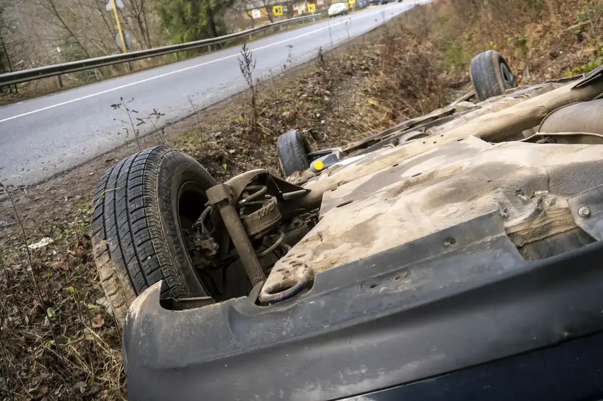 El accidente involucró un Audi volcado y un vehículo calcinado en la autopista.