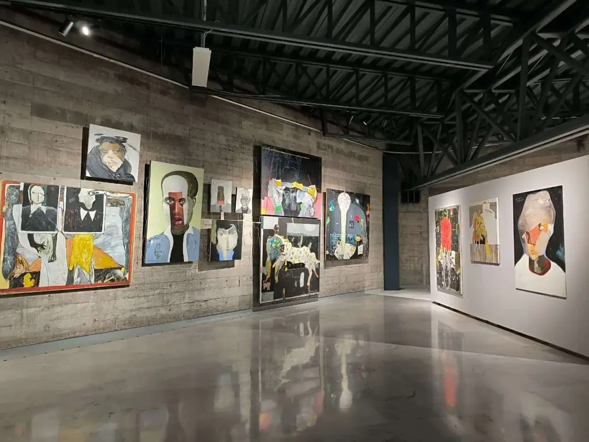 Las nuevas muestras exploran la creación artística y la memoria colectiva, destacando a jóvenes talentos.