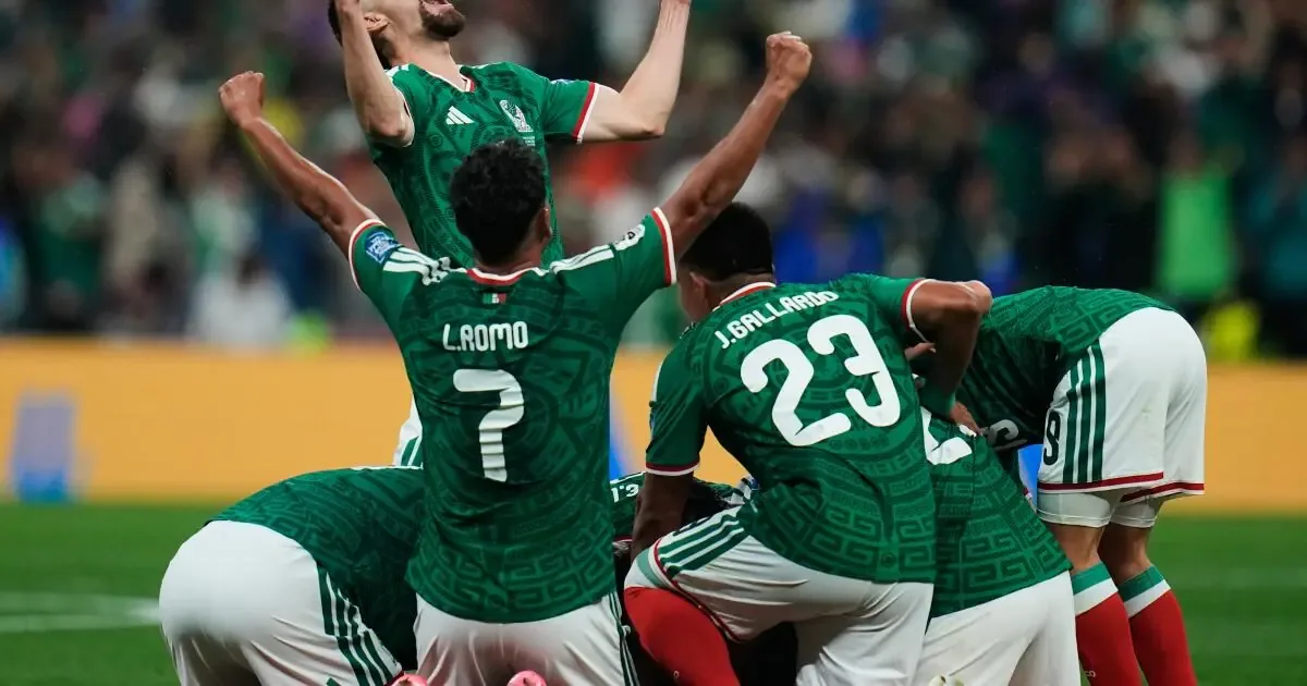La selección mexicana logra su primer triunfo en eliminación directa desde 1986, desatando el entusiasmo en el Estadio Azteca.