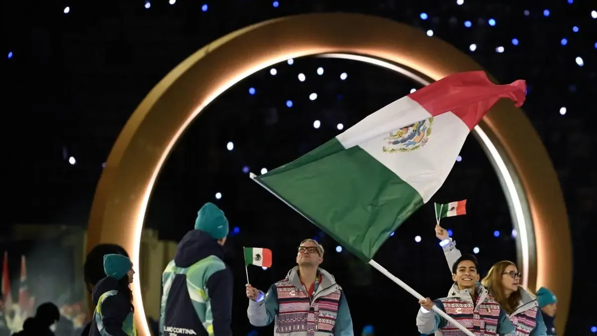 México destaca en la ceremonia inaugural con Carrillo y Schleper como abanderados en Italia.