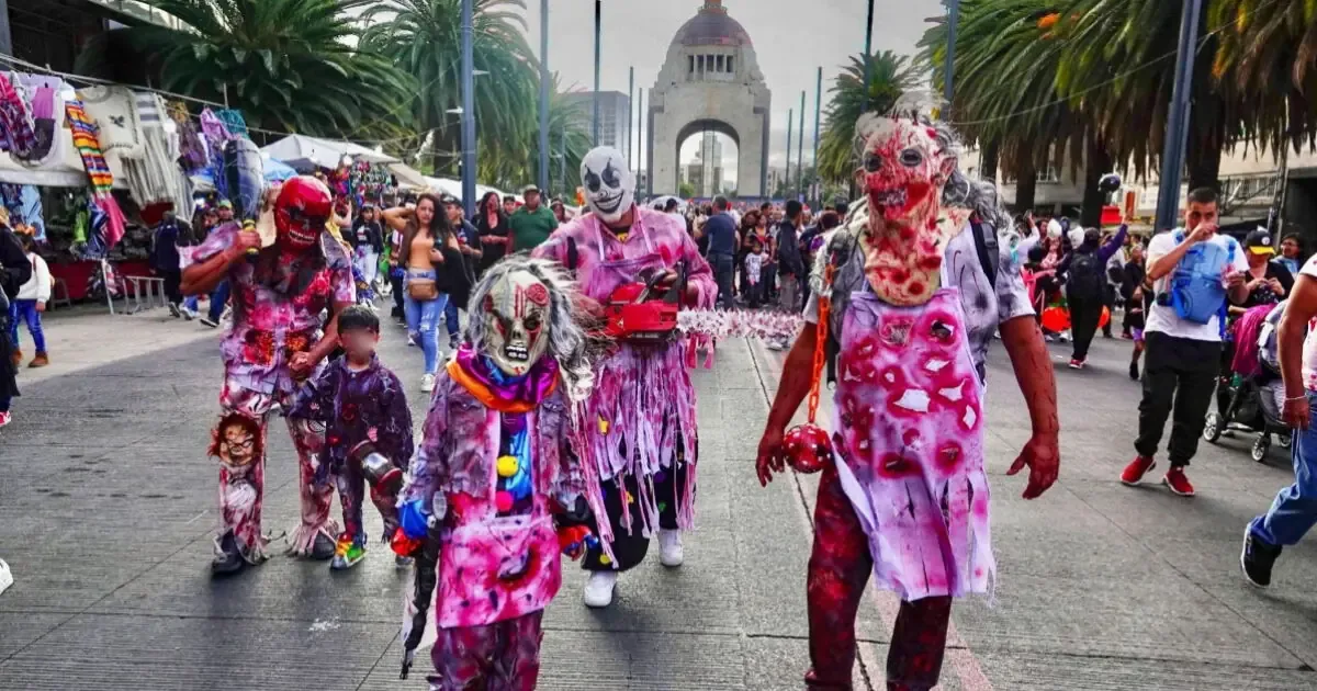 La memoria de Tlatelolco se hace presente en una marcha que recuerda a las víctimas del 2 de octubre de 1968.
