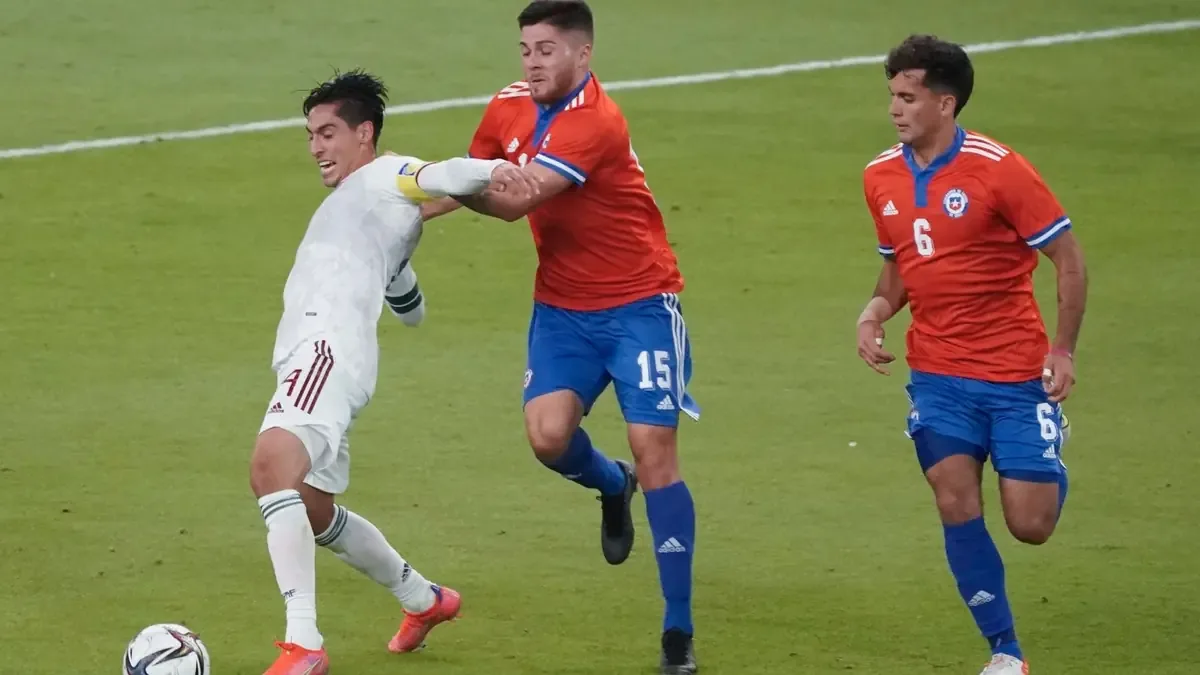 La selección mexicana se prepara para un enfrentamiento decisivo contra Chile tras un inicio complicado.