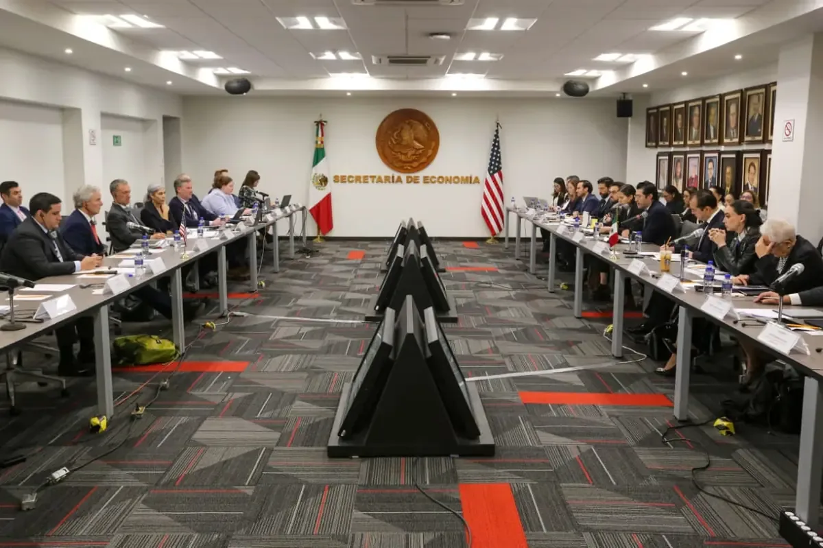 La revisión del tratado inicia con una agenda que abarca múltiples sectores económicos.