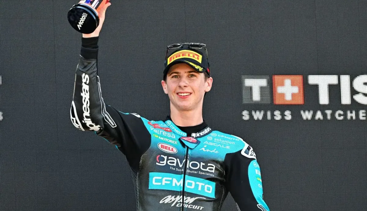 El piloto español destaca tras una exitosa temporada en Moto3, logrando el salto a la categoría intermedia.