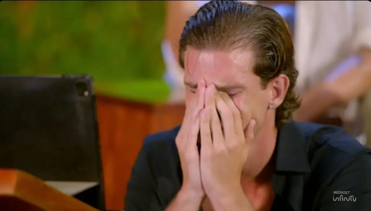 Nacho de Borbón reacciona angustiado tras ver la cercanía de su pareja con otra concursante.