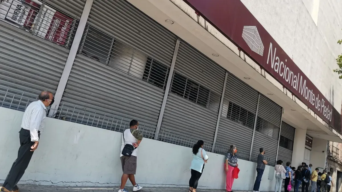 Tras el cese de una huelga de casi un año, el Nacional Monte de Piedad reinicia sus operaciones para atender a los clientes.
