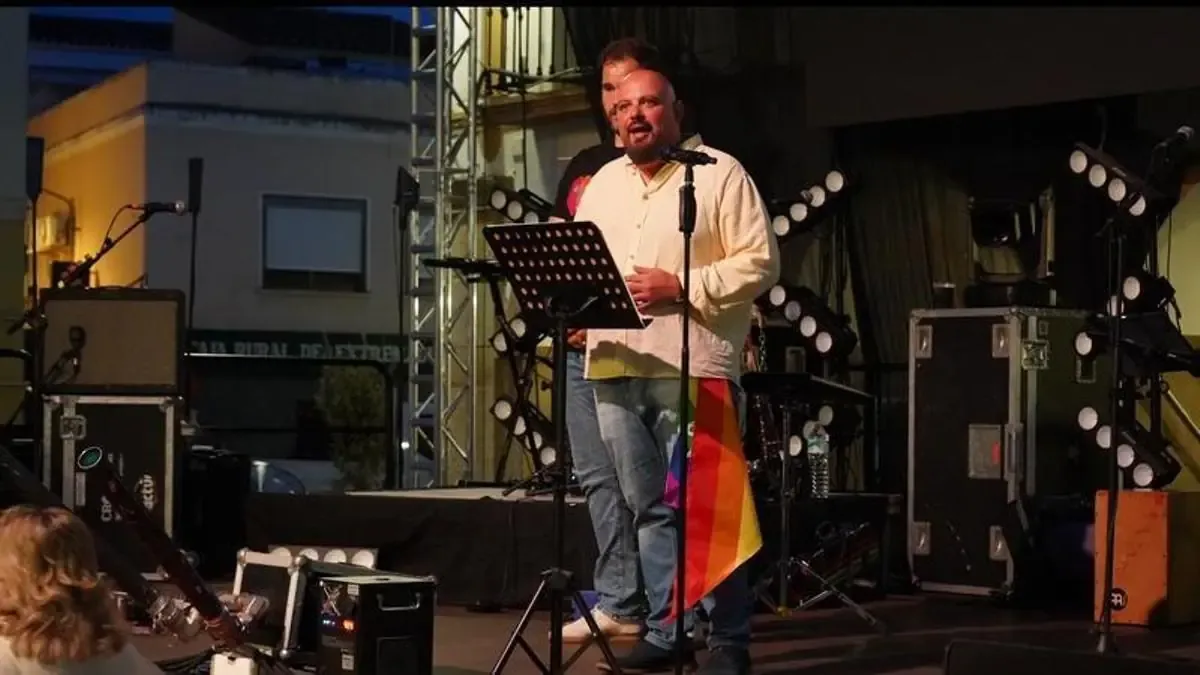El presidente de la Asamblea de Extremadura aboga por derechos LGTBI en el evento Montijo Orgulloso 2026.