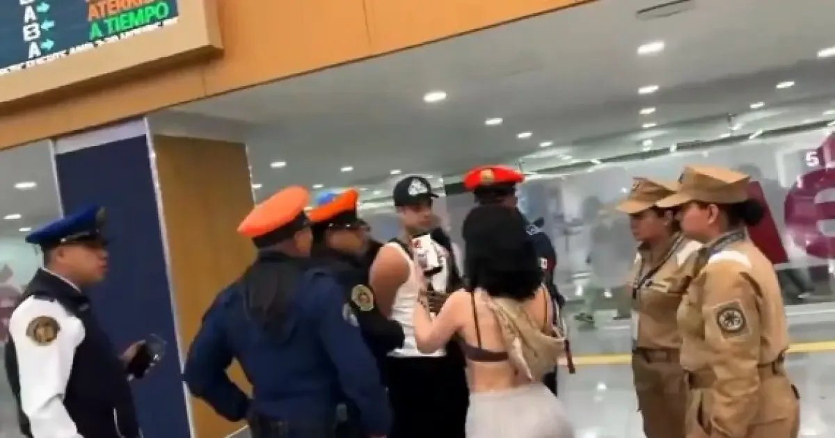 Un malentendido en el Aeropuerto de la Ciudad de México involucra al influencer y genera controversia en redes sociales.