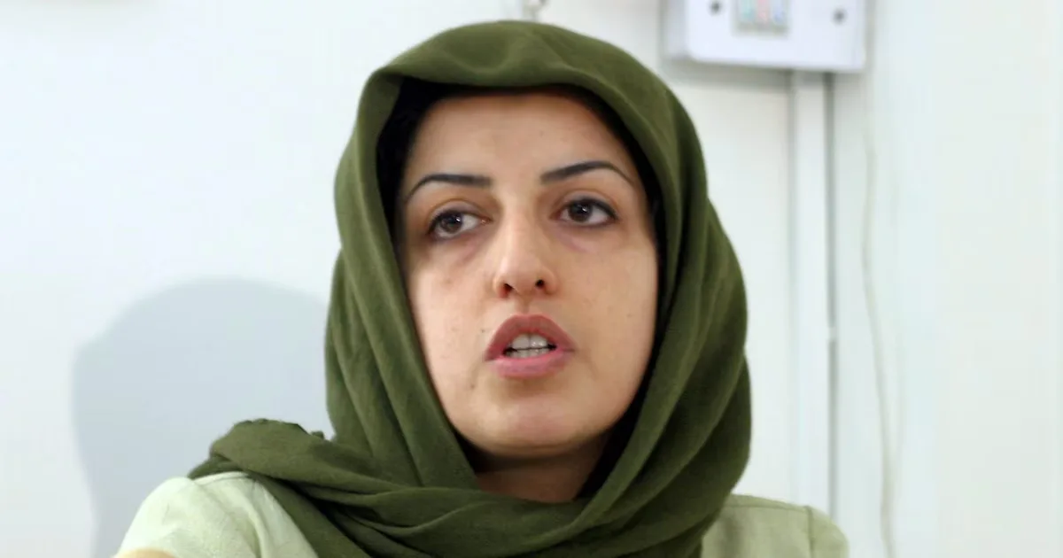 Narges Mohammadi en una manifestación por derechos humanos antes de su arresto.