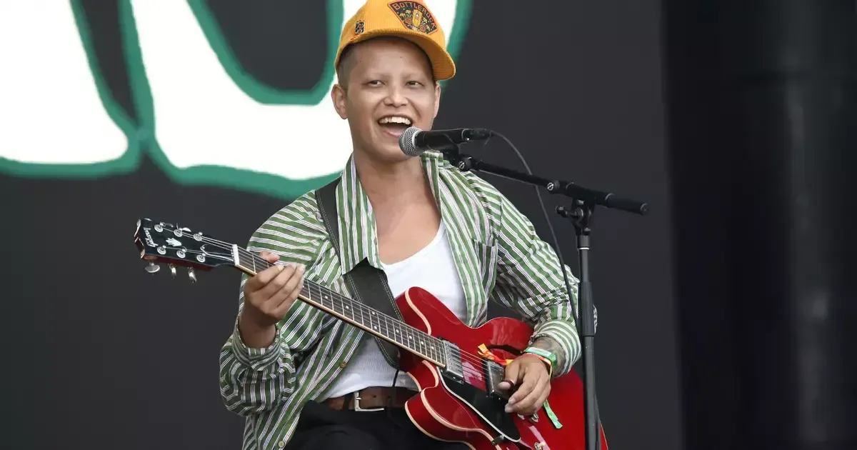 El compositor de blues combina su tratamiento con la promoción de su nuevo álbum.
