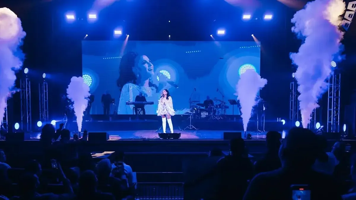 La cantautora española celebra su regreso a Michoacán con un concierto único lleno de nostalgia y magia musical.