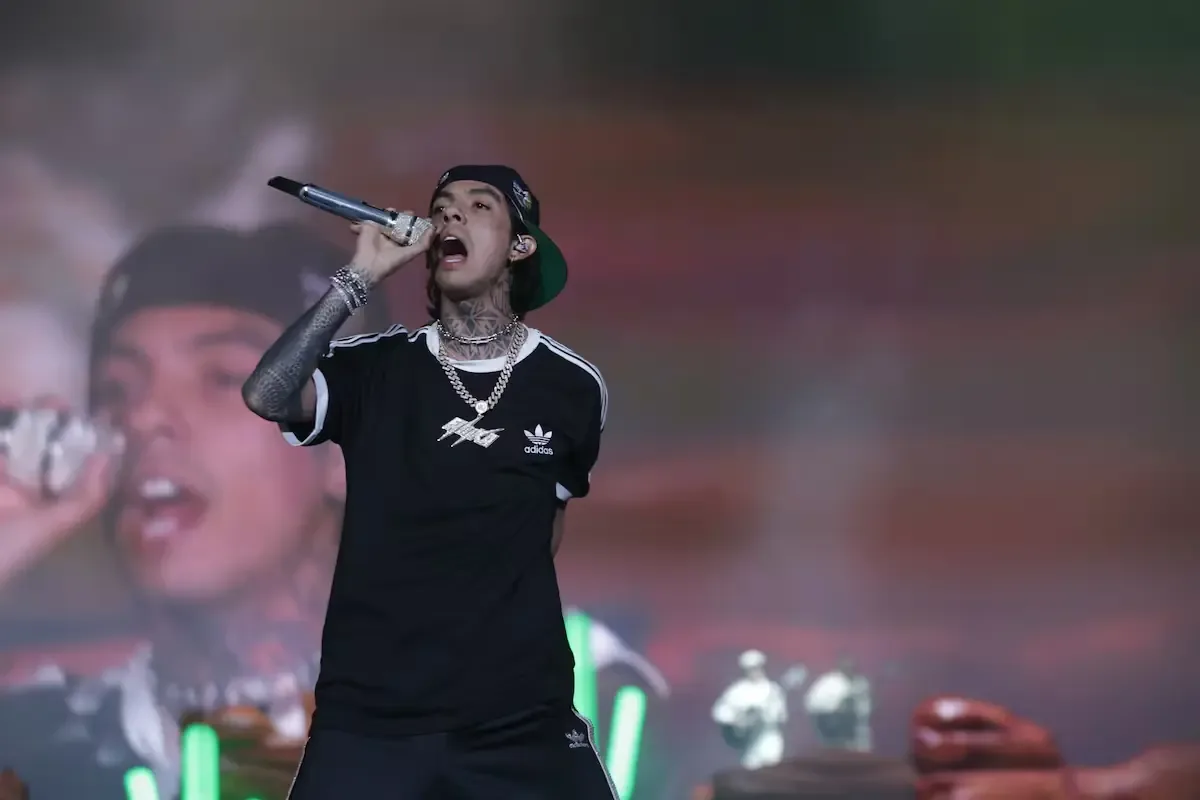 La reciente producción del cantante sonorense revive la tradición de los corridos en México.