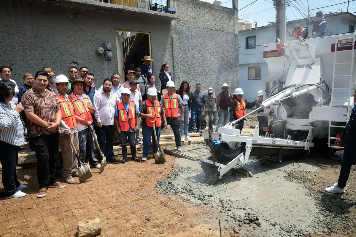 La nueva maquinaria busca mejorar la infraestructura vial en comunidades de Naucalpan.