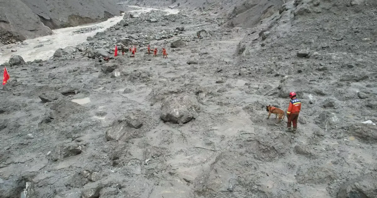 Un deslave ocasionado por el colapso de un glaciar ha devastado la región del Himalaya, dejando a miles de personas desaparecidas.