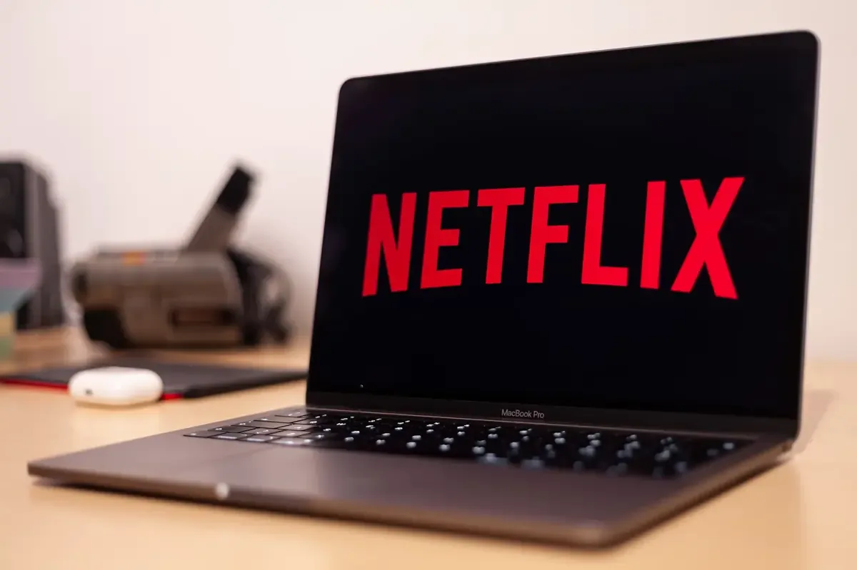 Netflix muestra que sus usuarios aceptan los aumentos de precios y se mantiene sólido en América Latina.