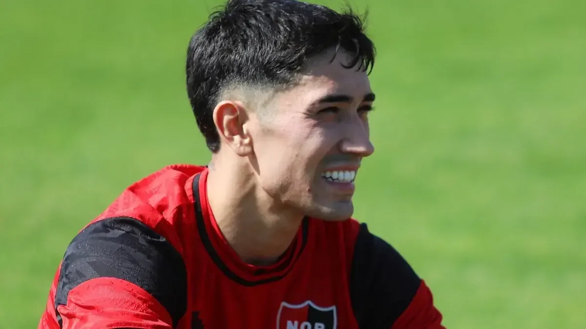 Santiago Solari y Lucas Carrizo podrían modificar la estrategia de Newell's en el clásico rosarino.