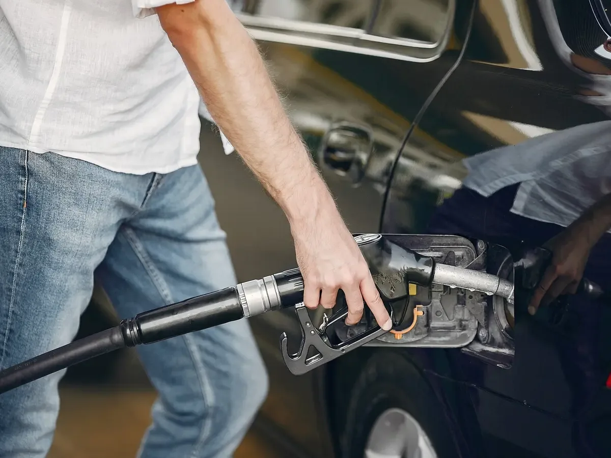 El precio de la gasolina en California supera los 6 dólares y el gobernador rechaza medidas para su reducción.