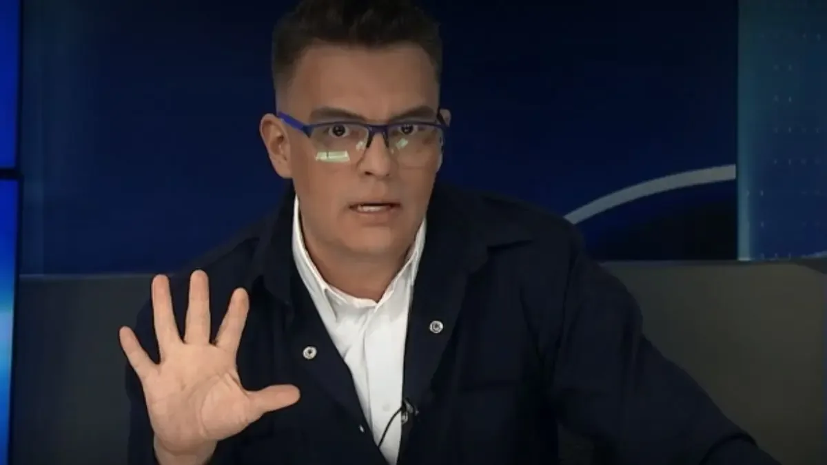 El periodista denuncia el mal manejo de espacios públicos y recursos municipales.