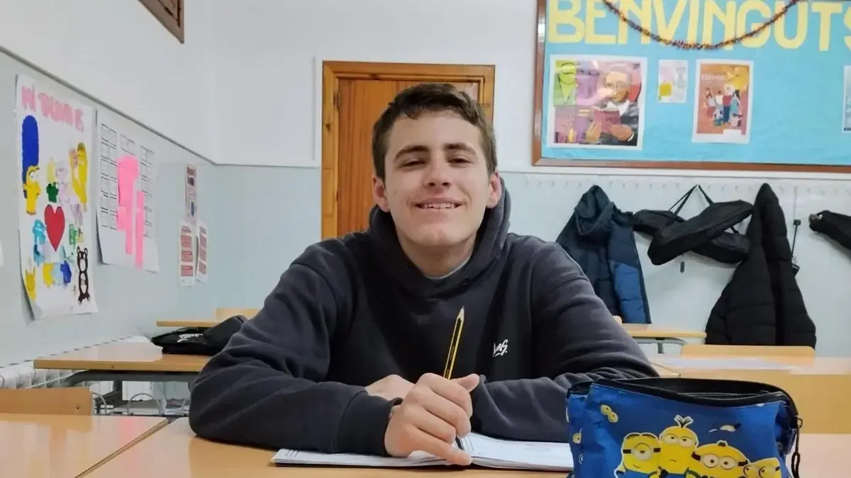 Àngel, un joven con autismo, encuentra su lugar en el colegio La Milagrosa, generando un impacto positivo en su comunidad.
