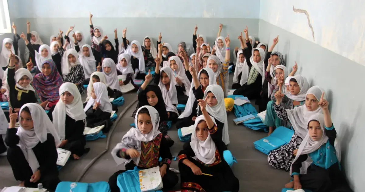 Más de 2.5 millones de niñas afganas están excluidas de la educación secundaria bajo el régimen talibán.
