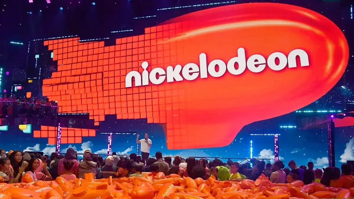 Las guías de Nickelodeon abordan temas polémicos según críticas, generando debate sobre su papel educativo.
